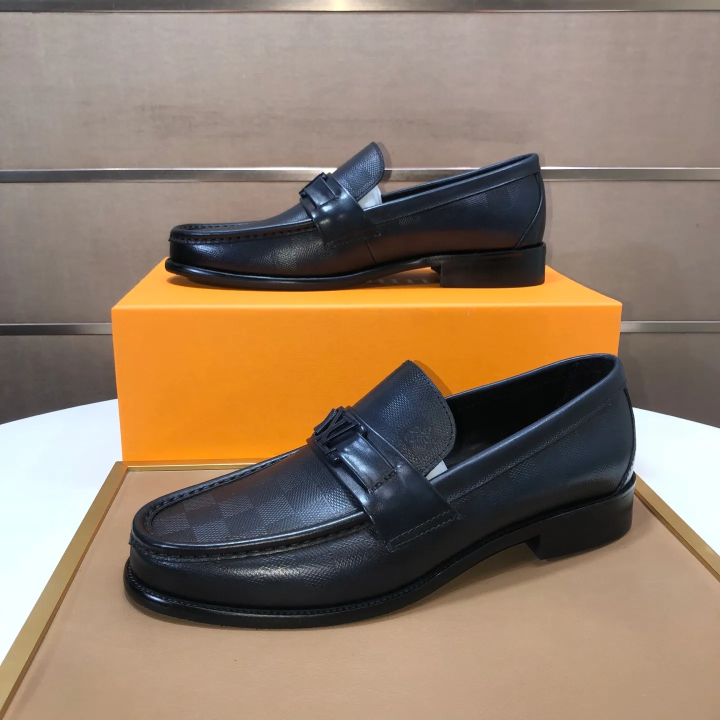 Men's men's shoes💰540💰[LV] (original single cowhide lining)🍀LV's latest genuine leather business suit shoes are available on the official website at the same time. The first-layer cowhide imported from Italy is made of heavy gold, and the official website has a 1:1 rubber outsole. Versatile to wear, high-end without losing class, and the color combination is extraordinary. This four-season style is alluring when worn on your feet, showing off your big-name flair. Standard code 38-45 (45 customized)